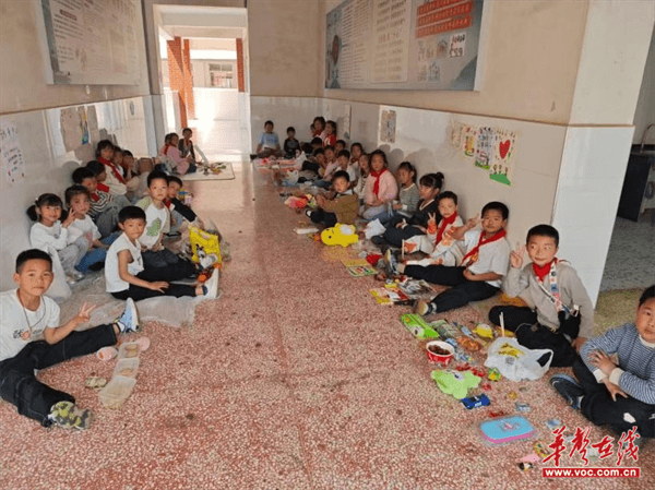 九游娱乐网站：石门桥中心小学：爱心义卖点亮成长之光(图3)