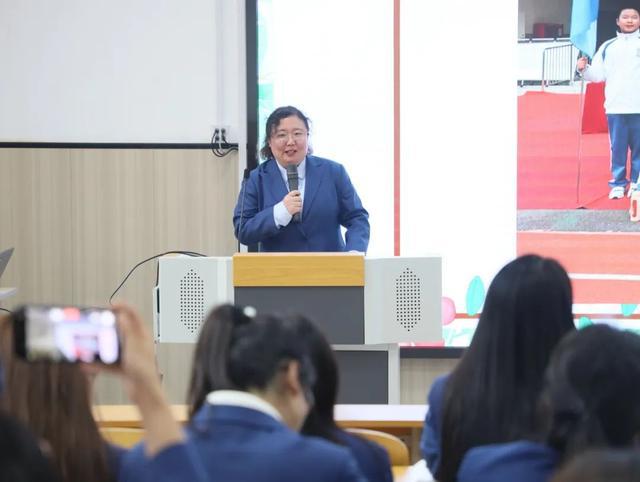 九游娱乐网站：航天三中召开教育家精神学习暨师德师风专题培训工作会(图2)