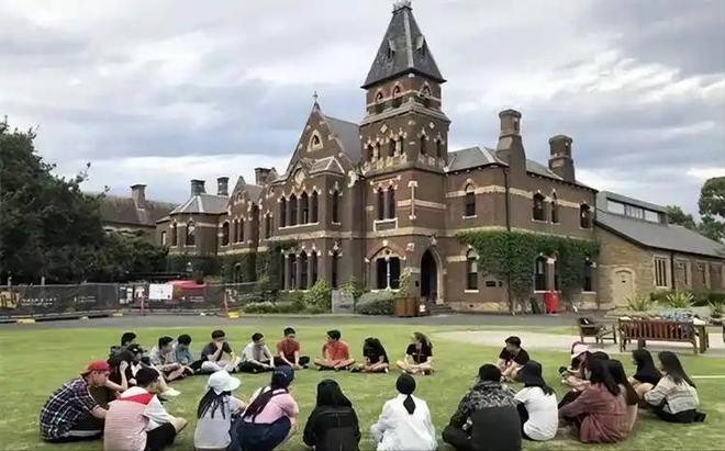 九游娱乐网站：中印韩在美留学人数差异：韩国43万印度33万中国有多少？(图16)