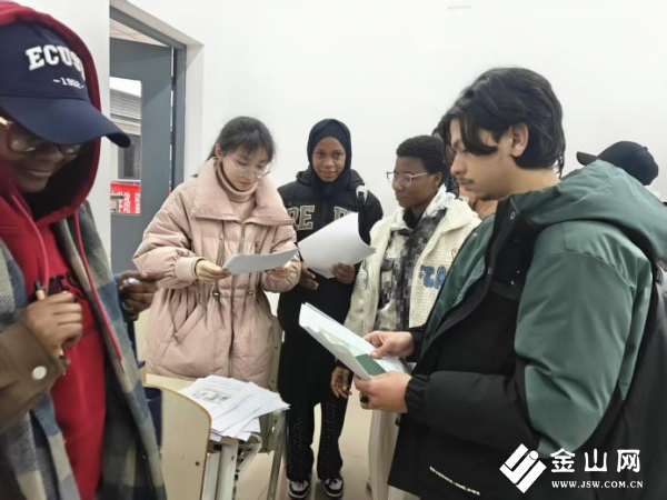 九游娱乐平台：工行镇江京口江苏大学支行暖心助力外籍学生办理校园卡(图2)