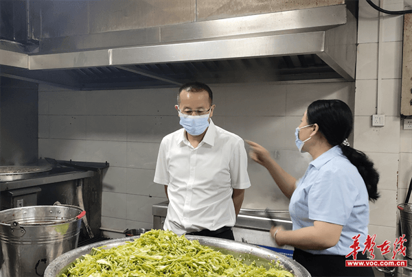 九游娱乐网站：城步苗族自治县领导调研红旗小学校园餐工作(图1)