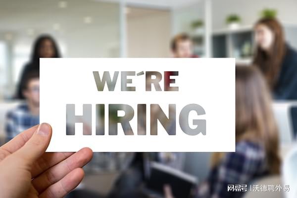 九游娱乐网站：外教选择工作的关键：薪资还是福利？(图1)