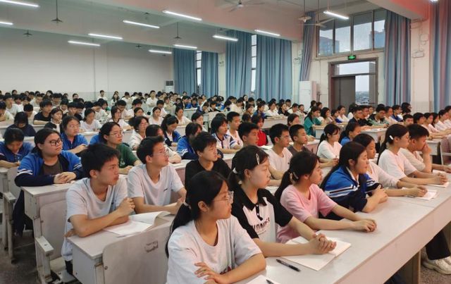 九游娱乐平台：宜宾市南溪四中召开2025年春期预备团员培训会(图2)