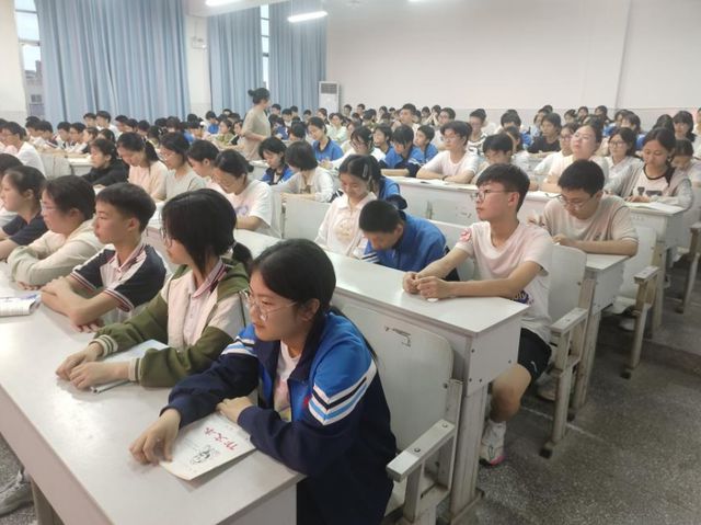 九游娱乐平台：宜宾市南溪四中召开2025年春期预备团员培训会(图5)