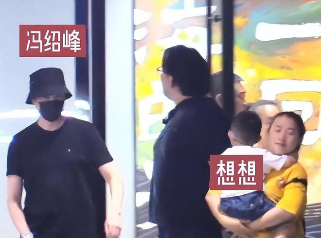 九游娱乐网站：离婚4年后赵丽颖冯绍峰一起带儿子想想就医冯绍峰独自离开(图5)