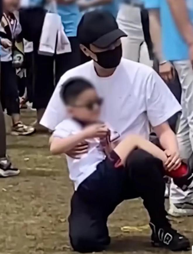 九游娱乐网站：离婚4年后赵丽颖冯绍峰一起带儿子想想就医冯绍峰独自离开(图2)