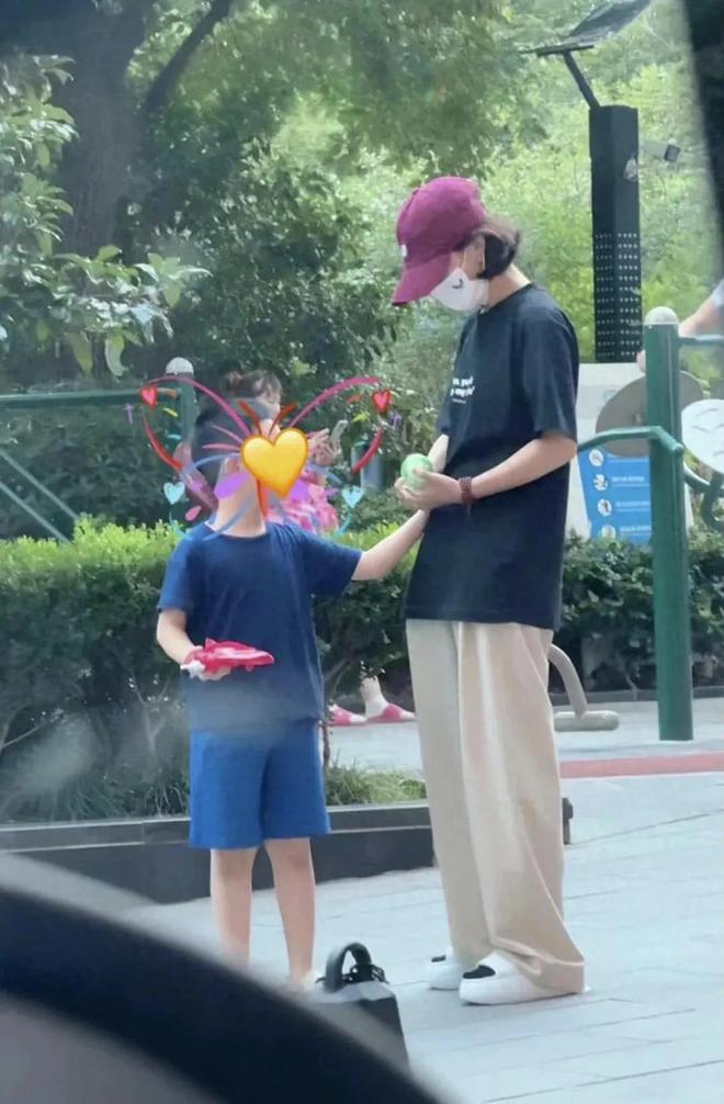 九游娱乐网站：离婚4年后赵丽颖冯绍峰一起带儿子想想就医冯绍峰独自离开(图6)