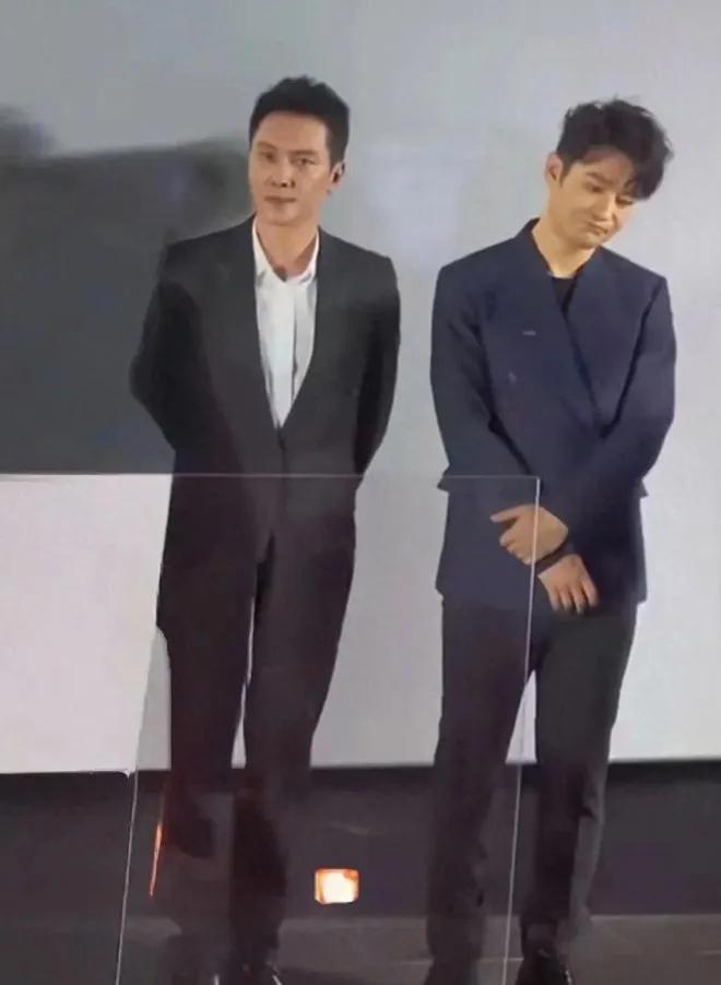 九游娱乐网站：离婚4年后赵丽颖冯绍峰一起带儿子想想就医冯绍峰独自离开(图11)