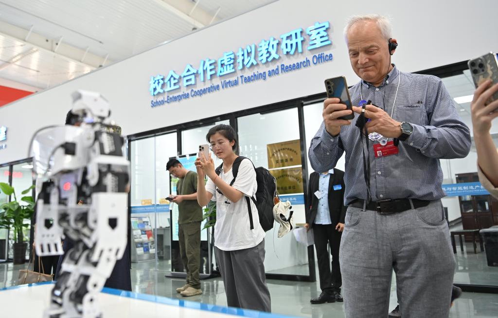 九游娱乐平台：“没有比生活在友谊中更美好的事”——上合之“舟”扬帆起航通民心、惠民生(图2)