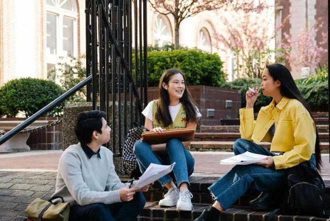九游娱乐平台：【美国留学攻略】喜提offer后别松懈！申请留学签证要注意这些事(图4)