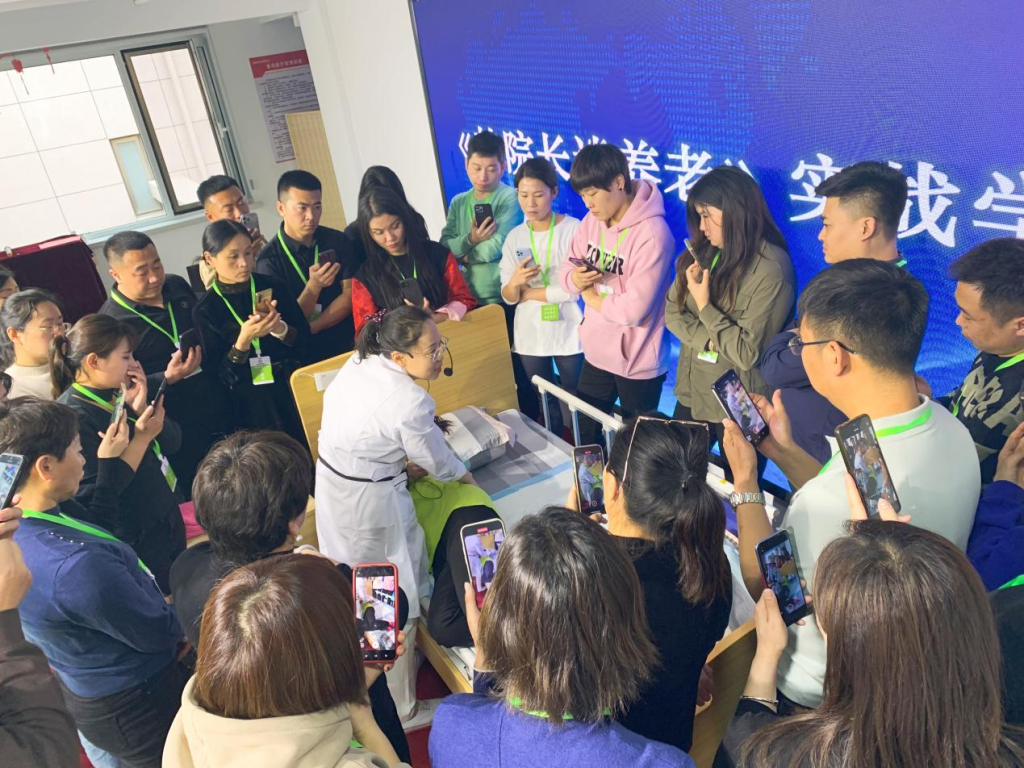 九游娱乐网站：从成为养老院院长到培养院长90后的她3年办20期培训(图3)