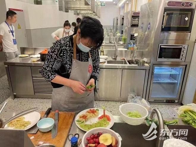 九游娱乐平台：全国20人上海唯一！她当选全国“事迹特别感人的百姓学习之星”(图2)