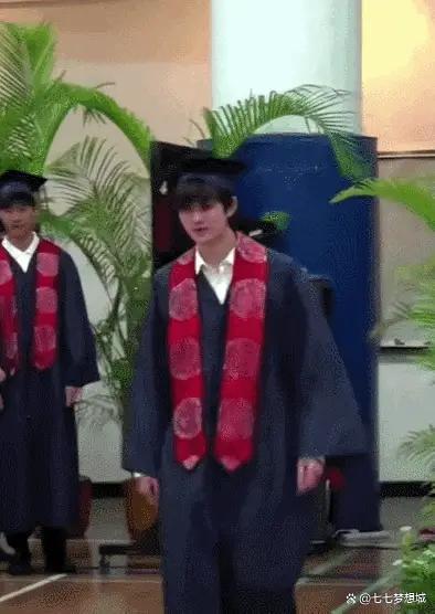 九游娱乐平台：张智霖曝儿子下个月出国留学男儿志在四方(图2)