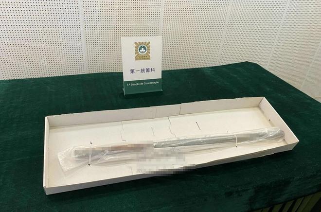 九游娱乐：澳门突发人伦惨案！疑因钱财哥哥持水管虐杀亲弟弟两日后被儿子撞破即刻畏罪坠楼身亡！(图2)