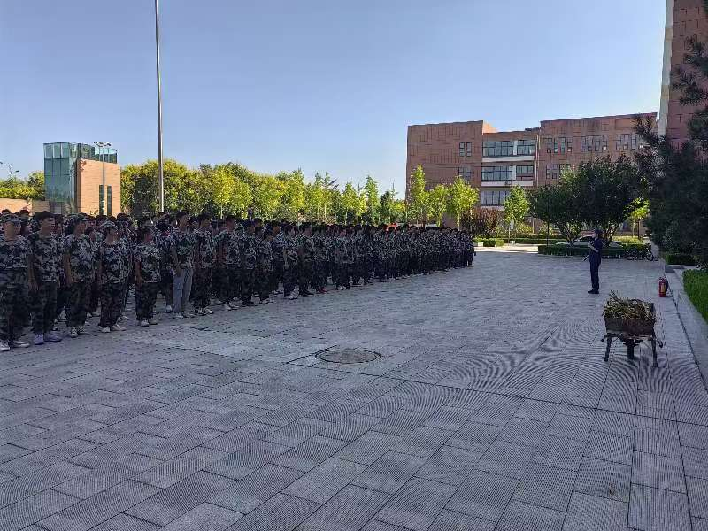 九游娱乐网站:峡山区开展“开学第一课”消防安全主题教育活动暨消防知识进军训活动(图2)
