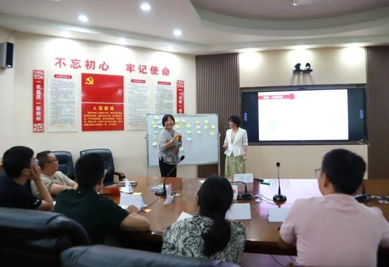 九游娱乐网站：北京三大高校齐聚旺苍举办关爱留守儿童教育专题培训会(图2)