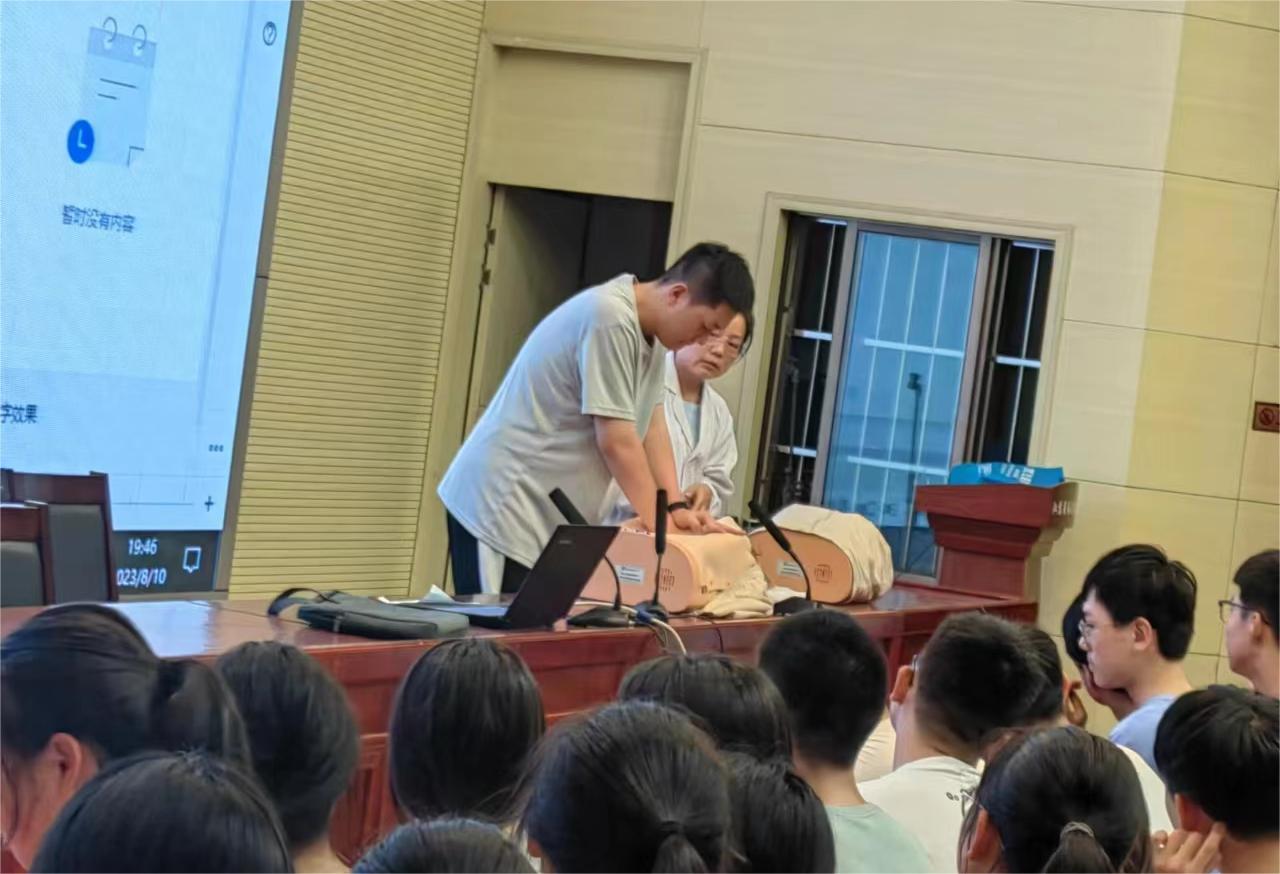 九游娱乐：海头高中：对高一新生进行应急救护培训(图2)