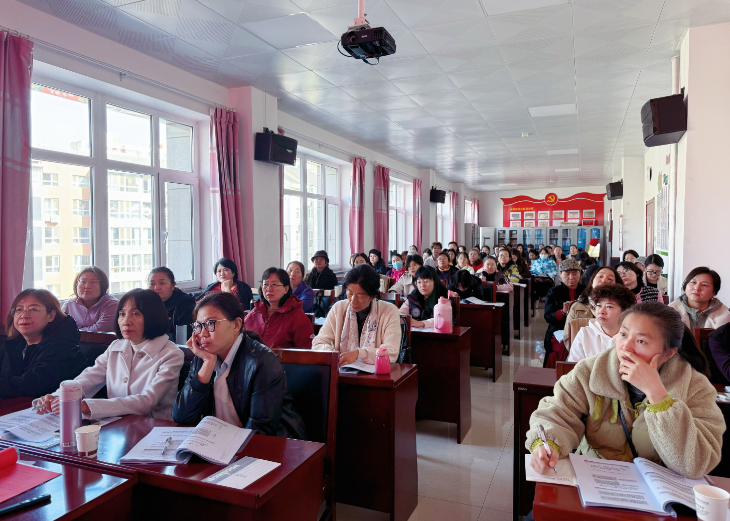 九游娱乐网站：金凤区启动2025年度家庭教育指导师培训聚力专业人才队伍建设(图2)
