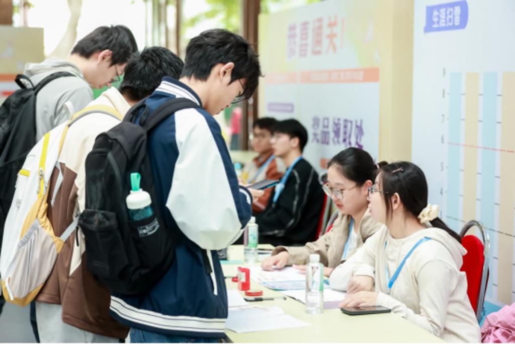 九游娱乐网站：西安交大第九届生涯体验周暨游戏式生涯启蒙教育培训举办(图7)