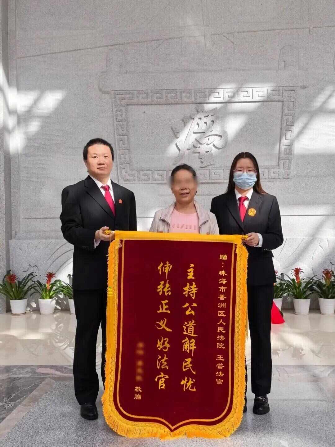 九游娱乐平台：女子想卖掉自己名下一套房出国留学屋内住着患病的父亲与守护的姑姑商量未果后她状告重病父亲腾房法院判了→(图3)