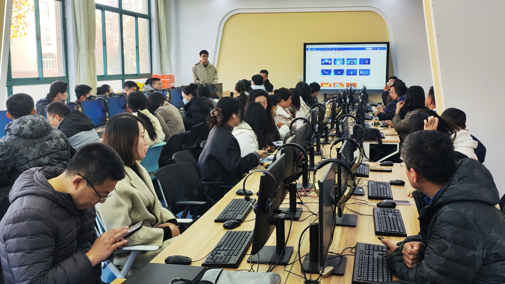 九游娱乐网站：市科技馆成功举办AIGC视觉设计艺术创作专题培训(图1)