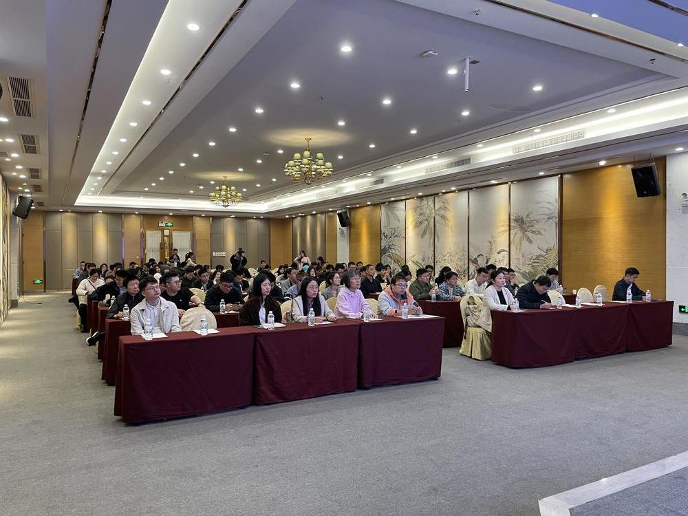 九游娱乐网站：【】分学科、全覆盖！广州理工千名教师参加前沿培训(图2)