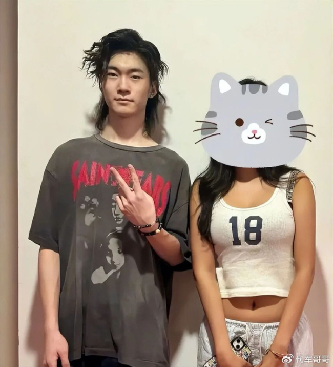 九游娱乐平台：曝张亮儿子恋爱致女方怀孕留学风波再起争议(图2)