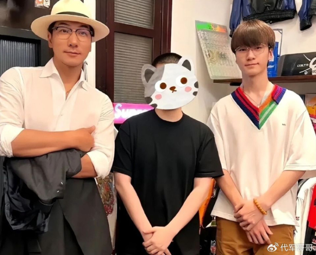 九游娱乐平台：曝张亮儿子恋爱致女方怀孕留学风波再起争议(图9)
