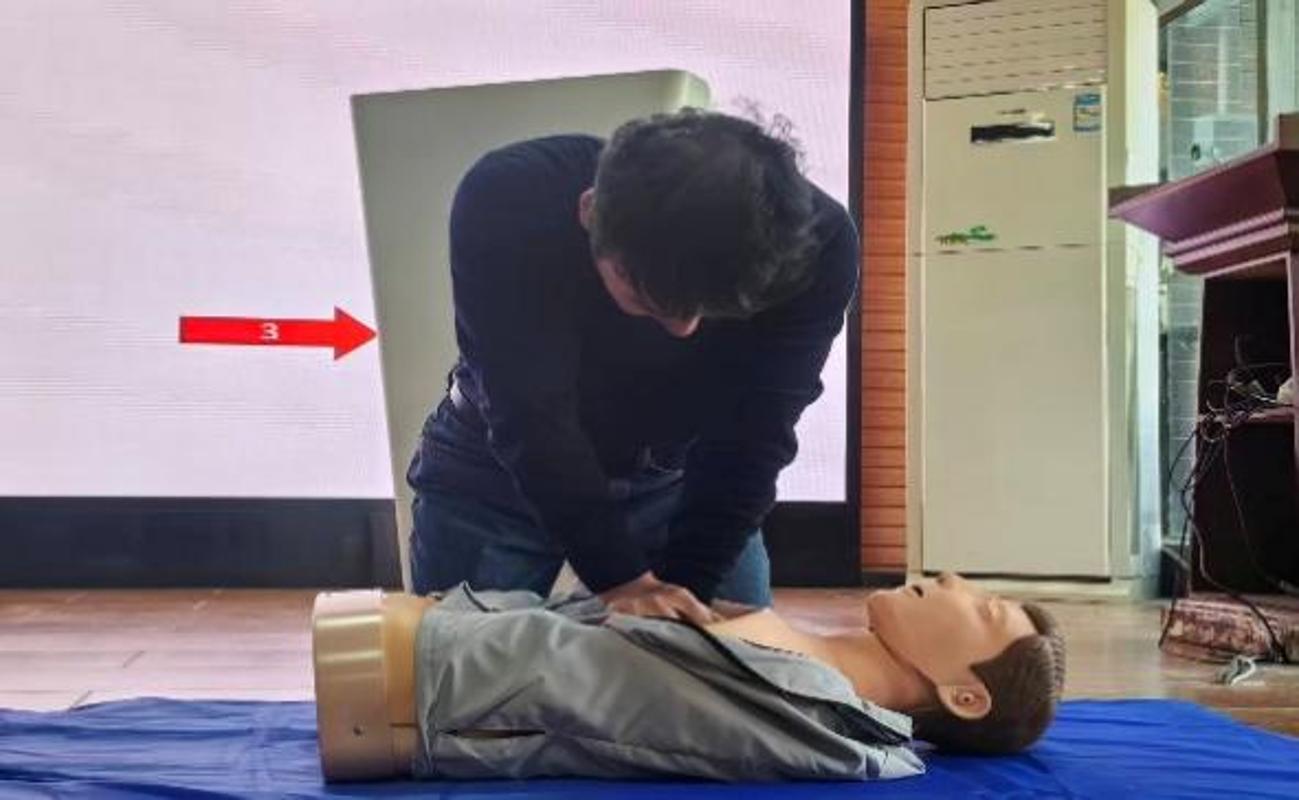 九游娱乐平台：国际教育学院开展心肺复苏专项培训(图4)