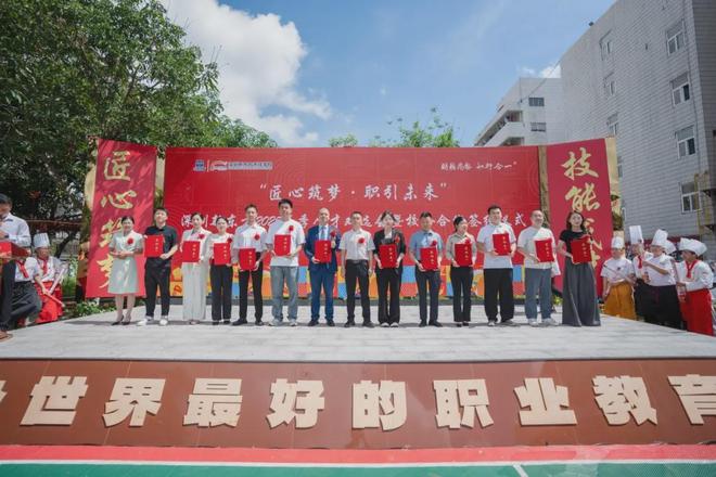 九游娱乐网站：2025年度回顾｜365天步履不停深圳新东方的22个高光瞬间全记录！见证深圳新东方的硬核实力与滚烫征程！(图3)