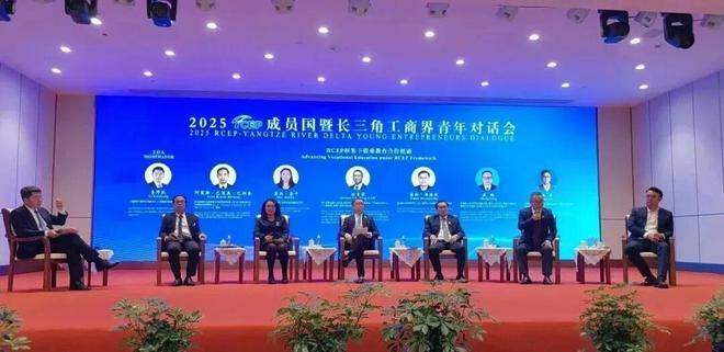 九游娱乐网站：2025年度回顾｜365天步履不停深圳新东方的22个高光瞬间全记录！见证深圳新东方的硬核实力与滚烫征程！(图6)