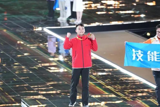 九游娱乐网站：2025年度回顾｜365天步履不停深圳新东方的22个高光瞬间全记录！见证深圳新东方的硬核实力与滚烫征程！(图11)