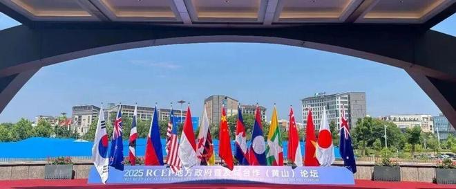 九游娱乐网站：2025年度回顾｜365天步履不停深圳新东方的22个高光瞬间全记录！见证深圳新东方的硬核实力与滚烫征程！(图7)