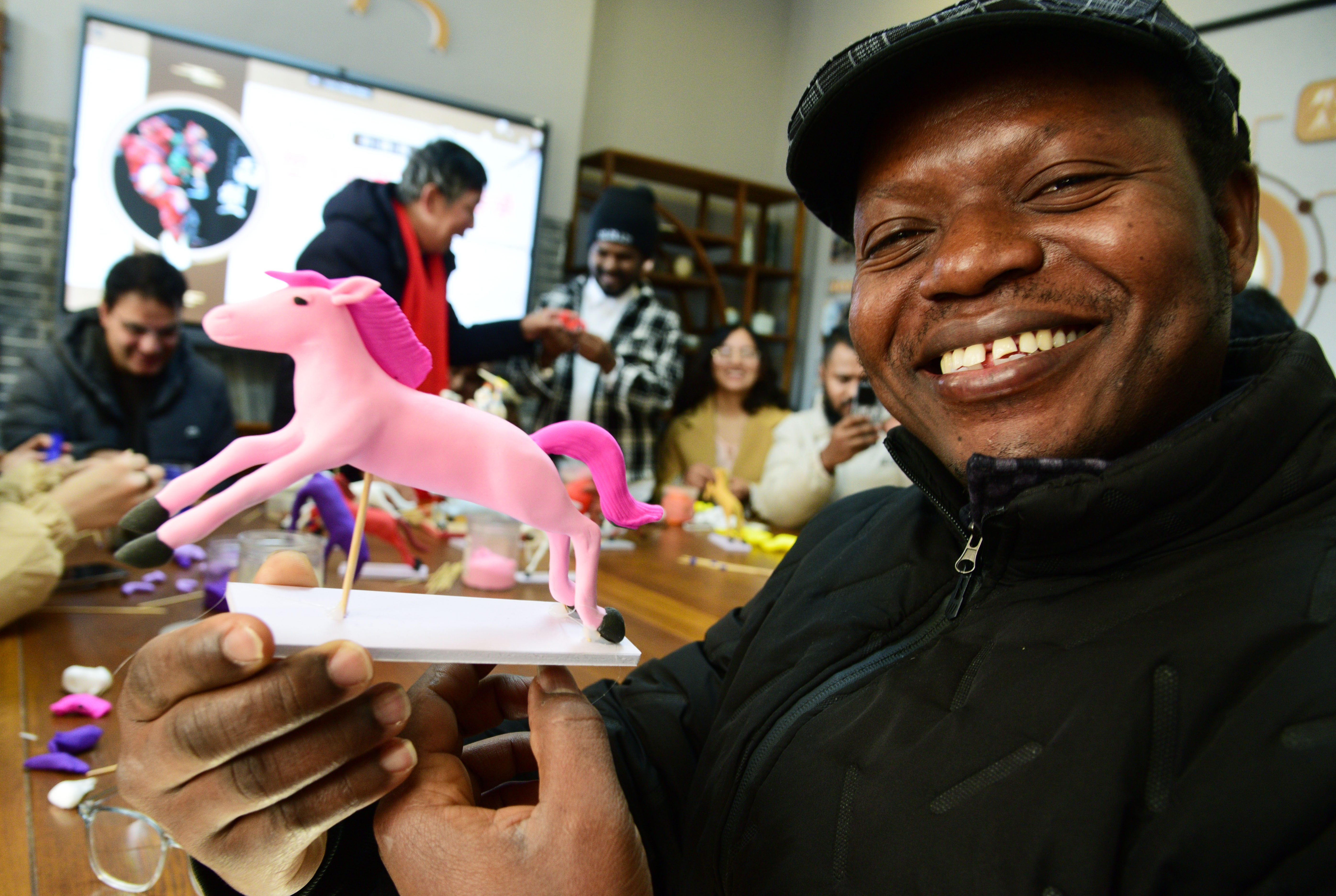 九游娱乐：江苏镇江：留学生学面塑感受非遗魅力(图2)