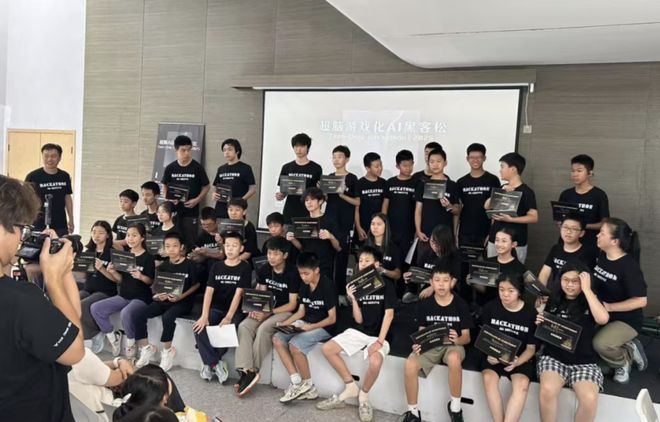 九游娱乐平台：「传统教育」的船快沉了人们却还在挤「头等舱」(图5)