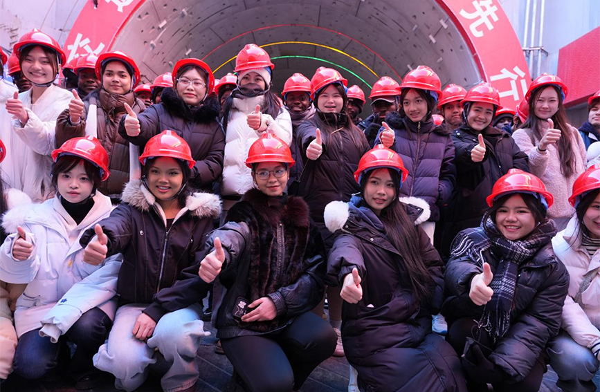 九游娱乐网站：破圈体验中国交通基建有多牛？留学生直呼震撼(图1)