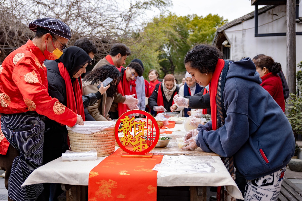 九游娱乐平台：留学生沉浸式感受老街集市零距离触摸地道中国年(图4)