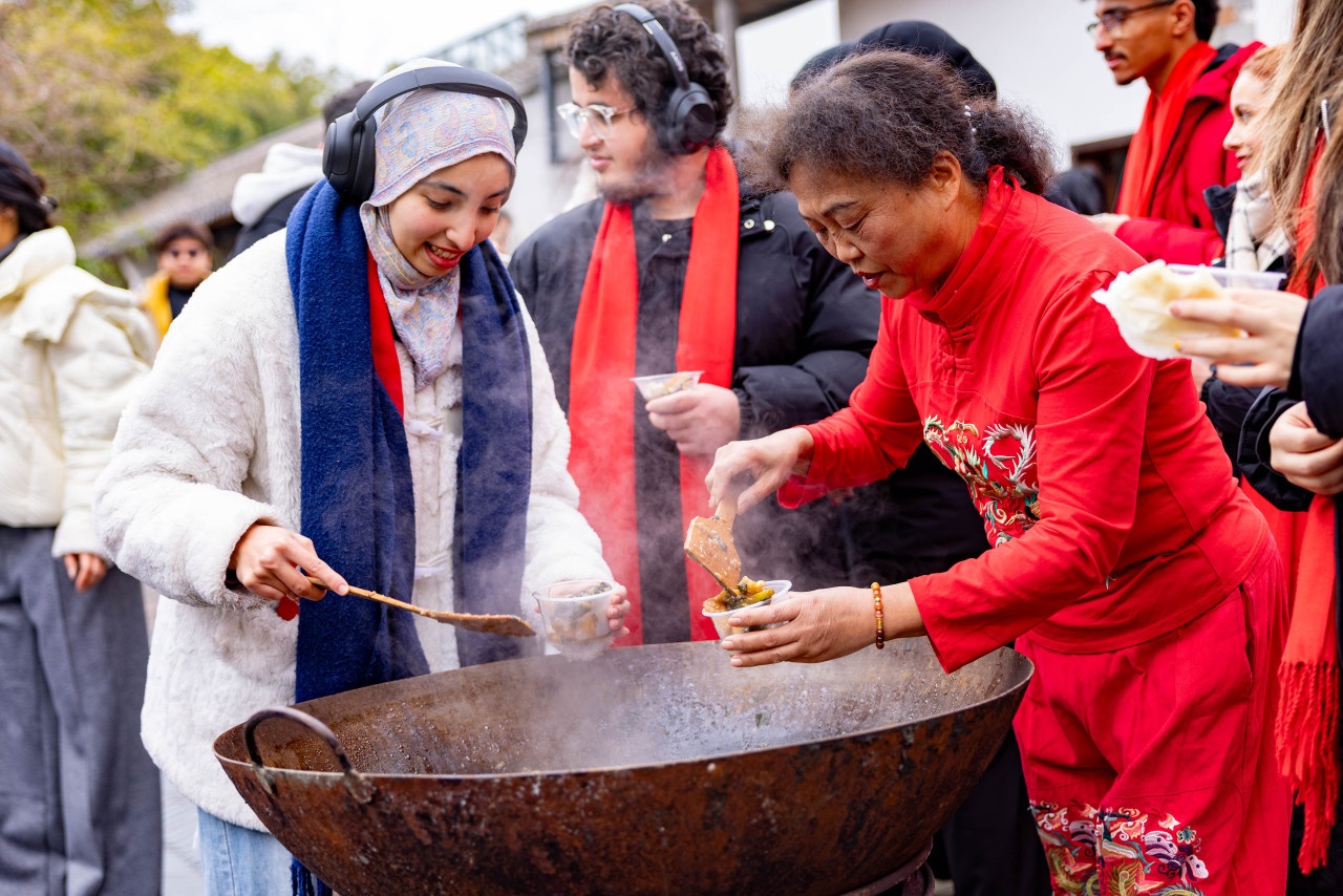 九游娱乐平台：留学生沉浸式感受老街集市零距离触摸地道中国年(图5)