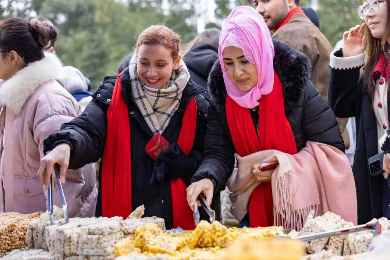 九游娱乐平台：留学生沉浸式感受老街集市零距离触摸地道中国年(图2)