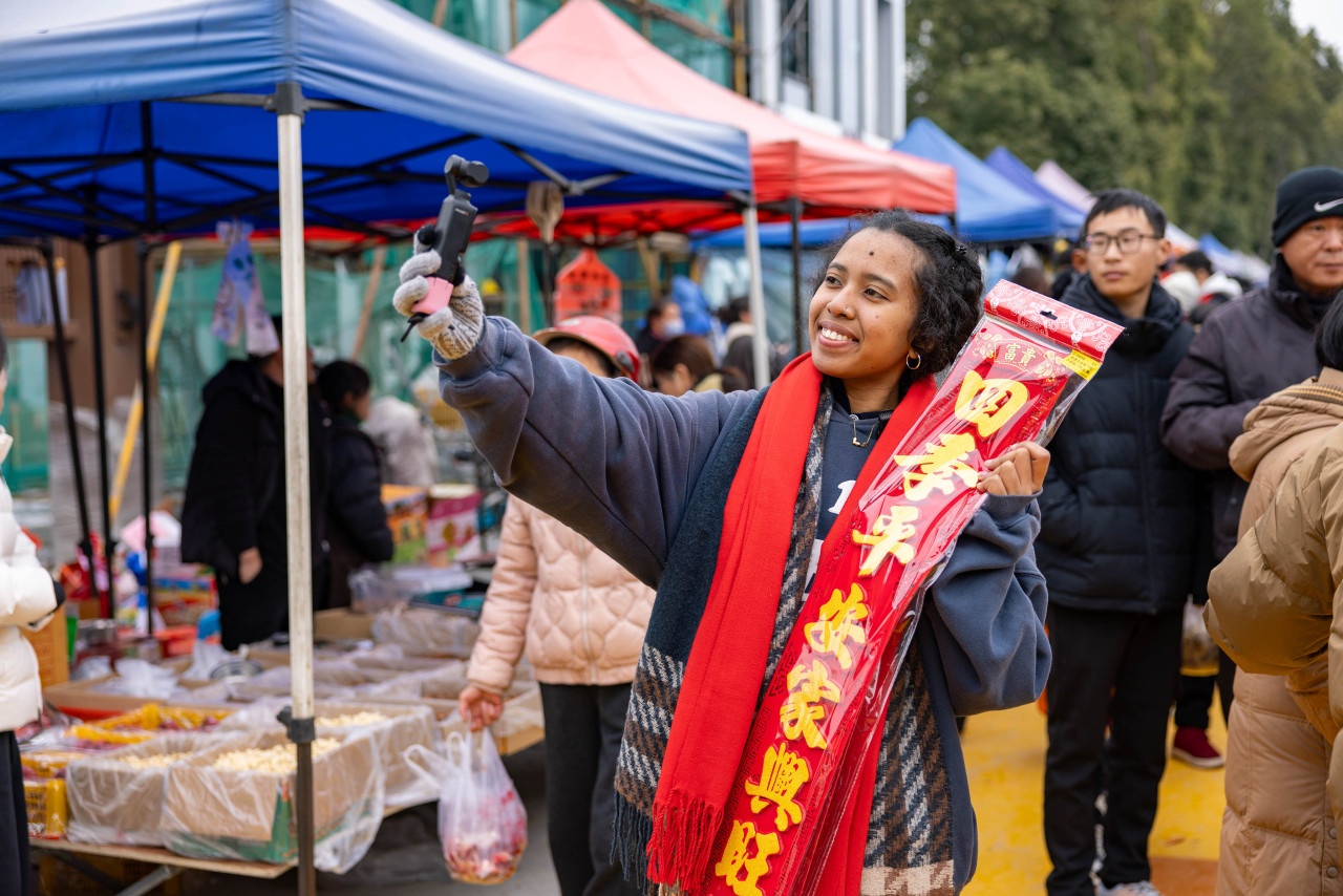 九游娱乐平台：留学生沉浸式感受老街集市零距离触摸地道中国年(图3)