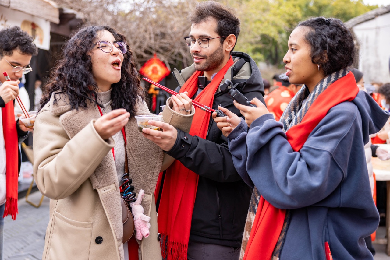 九游娱乐平台：留学生沉浸式感受老街集市零距离触摸地道中国年(图6)
