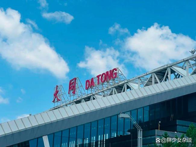 九游娱乐平台：穷游的年轻人在大同排队出国廉价机票成新宠(图1)