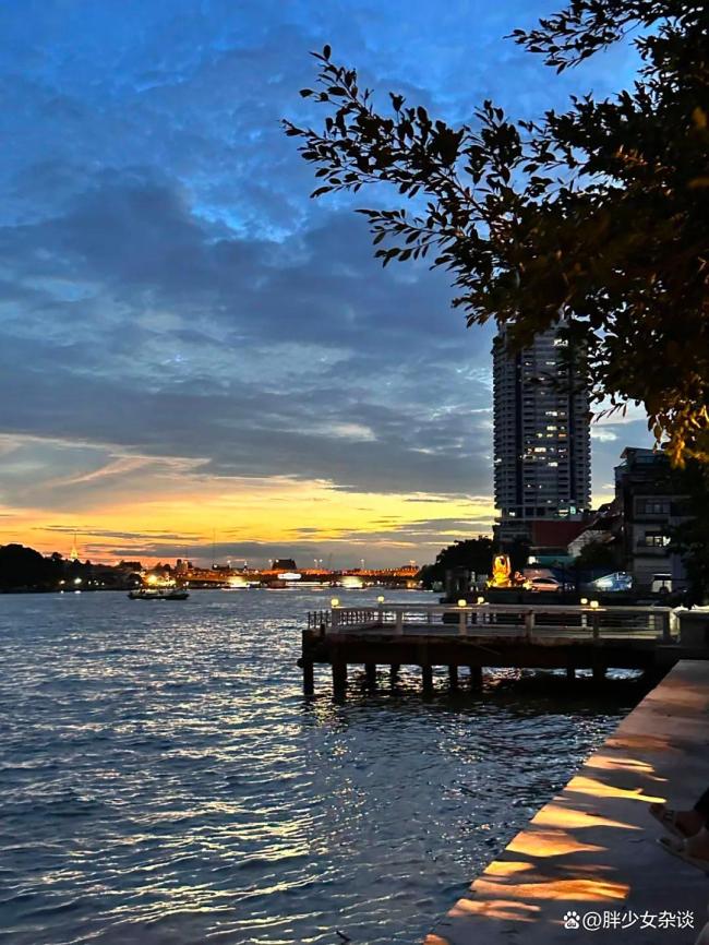 九游娱乐平台：穷游的年轻人在大同排队出国廉价机票成新宠(图2)