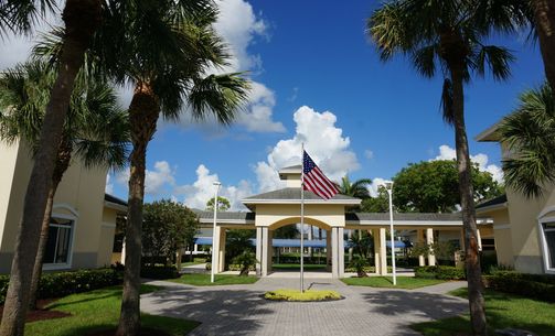 九游娱乐网站：辽宁中学生留学美国中介选哪家？寰兴留学靠谱!(图1)