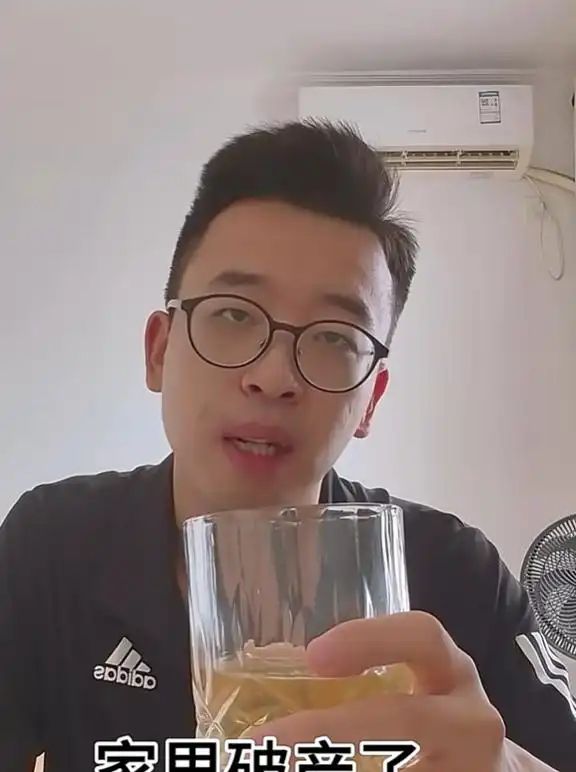 九游娱乐：砸钱出国留学十年回国却失业送外卖河南小伙被家人嫌弃得想哭(图3)