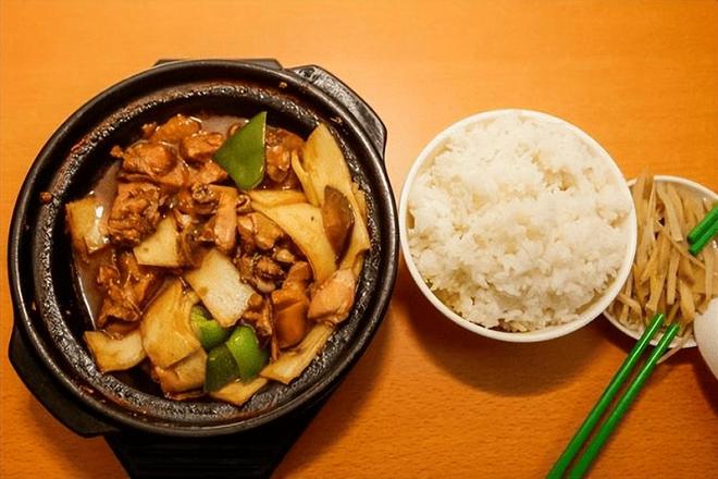 九游娱乐网站：炒鸡米饭培训学什么？从配方到出餐节奏要到位学会才能把店做稳(图2)