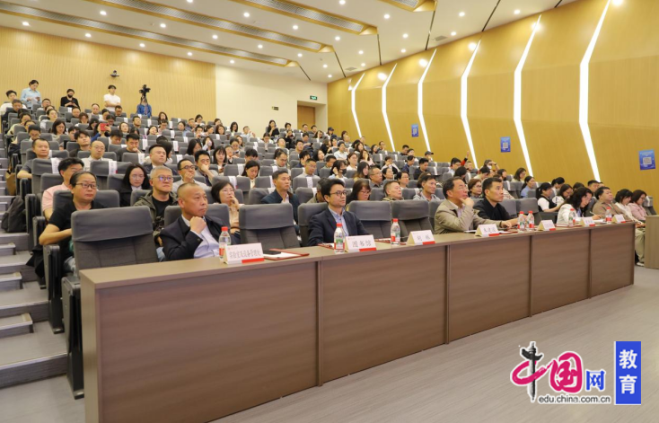 九游娱乐：赋能未来师者！四川大学启动教师AI素养教育全覆盖培训(图3)