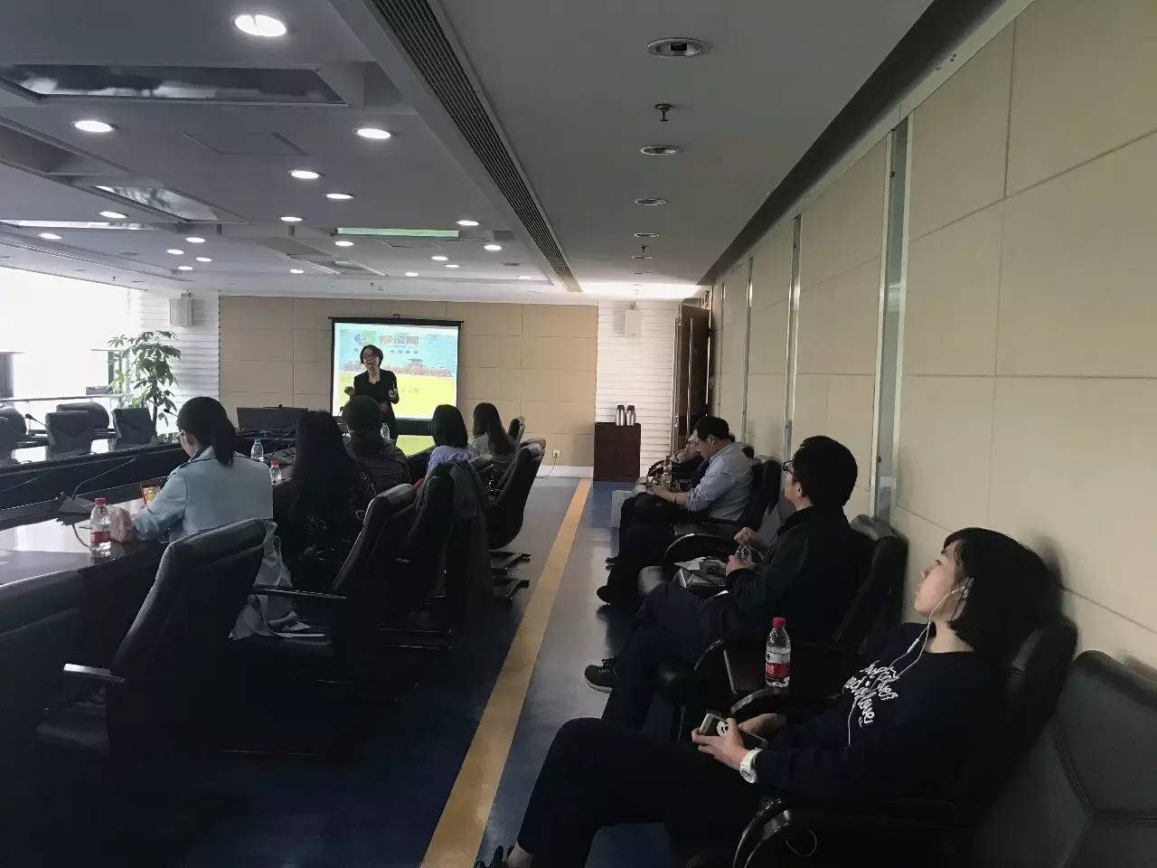 九游娱乐网站：浦东金融促进会新三板专委会特别联合柳橙网成功举办免费公益留学讲座(图1)