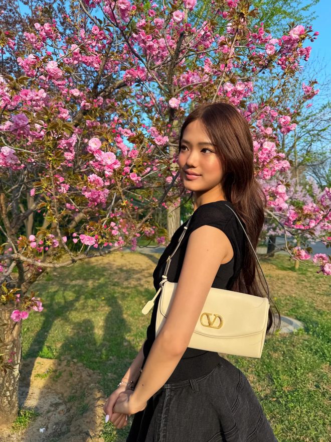 九游娱乐平台：17岁张思捷晒近照手持两万多奢包名媛风十足皮肤黝黑出国留学(图3)