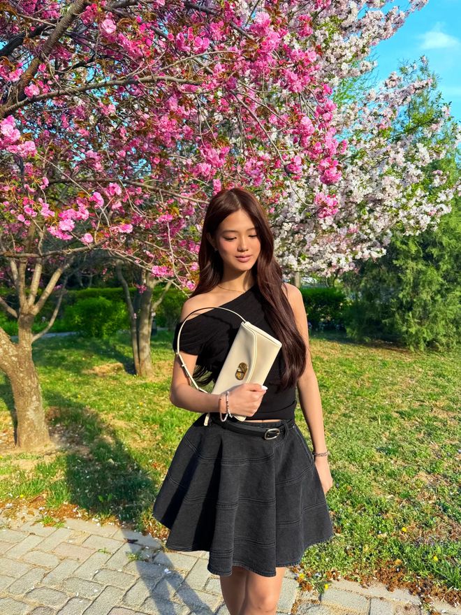 九游娱乐平台：17岁张思捷晒近照手持两万多奢包名媛风十足皮肤黝黑出国留学(图1)